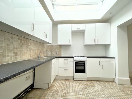 A 2 Bedroom Flat Instruction to Let in Hastings - Photo 2