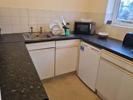 1 bedroom in a flat share to rent - Photo 4