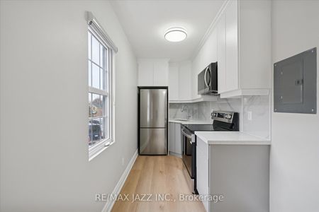 251 Simcoe Street S #204 - Photo 4