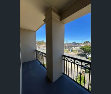 LARGE EXECUTIVE FAMILY LIVING - Photo 4