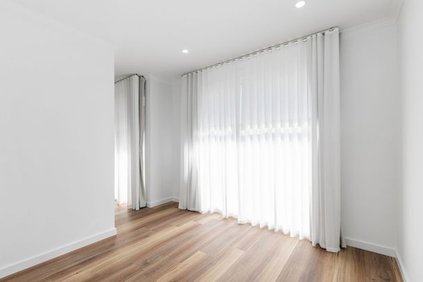 Brand New Luxury Home with Premium Finishes – Just a Short Stroll from the Coastline - Photo 1
