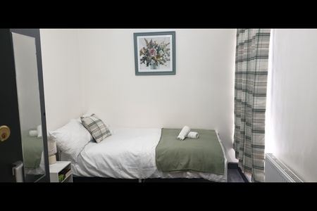 5 Bed End Terrace, Salford, M6 - Photo 4