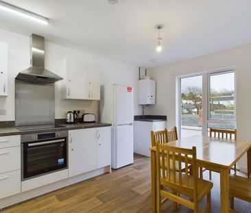 1 bedroom in a flat share to rent - Photo 2
