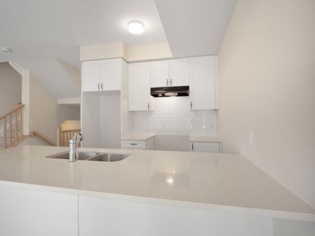 For Lease - 420 Mishi Private, Manor Park - Cardinal Glen and Area, Ontario - Photo 2