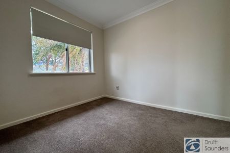 MODERN 3 X 1 TOWNHOUSE IN SECURE COMPLEX HOME OPEN THURSDAY 19 FEBRUARY AT 10.00AM SHARP! - Photo 2