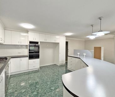 Large Family Home - Photo 6