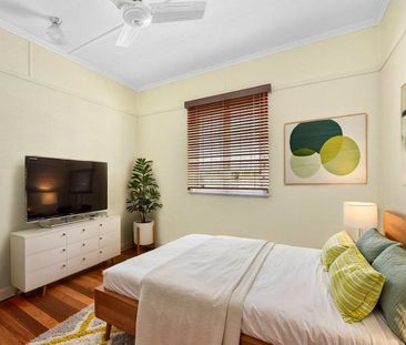 SPACIOUS FOUR-BEDROOM FAMILY HOME WITH HUGE BACKYARD! - Photo 2