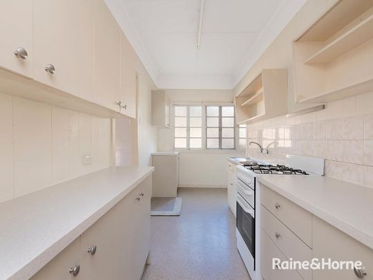 QUEENSLANDER - GOOD SIZE HOUSE NEAR UQ! - Photo 1