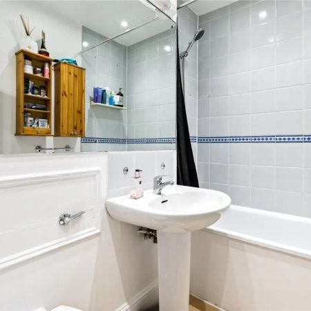 2 bedroom flat in Kensington - Photo 4