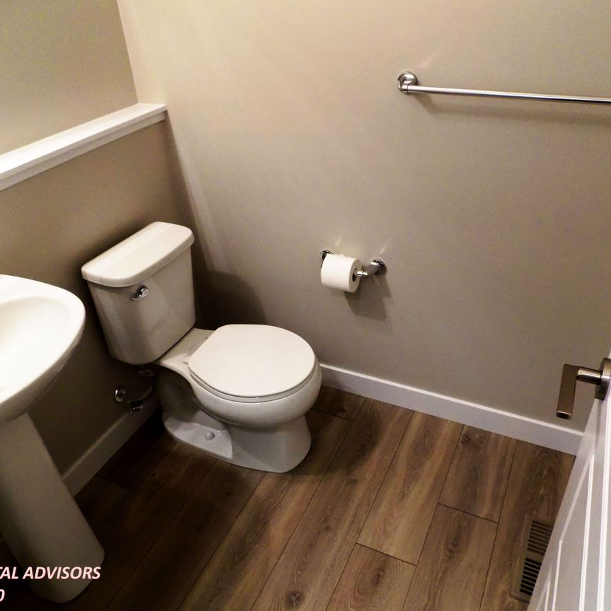 GREAT 3 BED, 2.5 BATH, 2 STOREY TOWNHOUSE, W/ A DBL DETACHED GARAGE IN THE COMMUNITY OF ORCHARDS - Photo 1