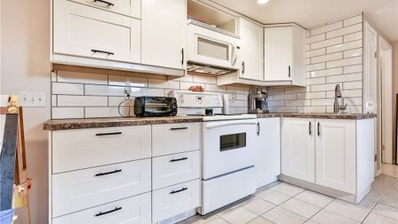 3 Bedroom Bungalow For Rent In Highwood: One Pet Allowed 1 Month Free Special Incentive - Photo 4