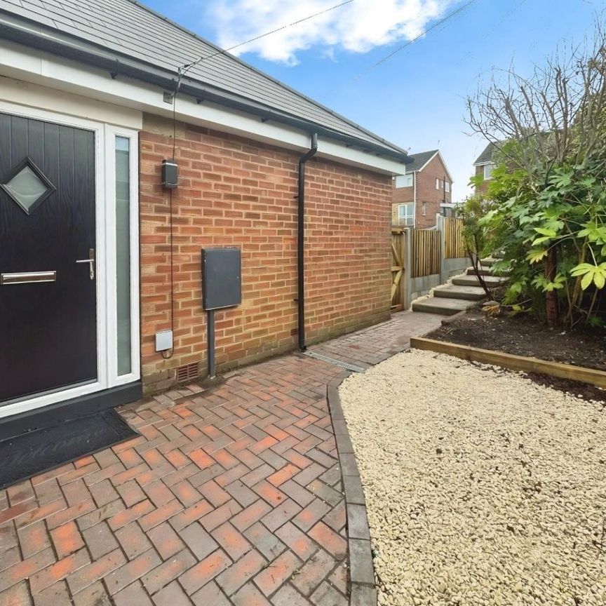 3 bedroom Bungalow To Let - Photo 1