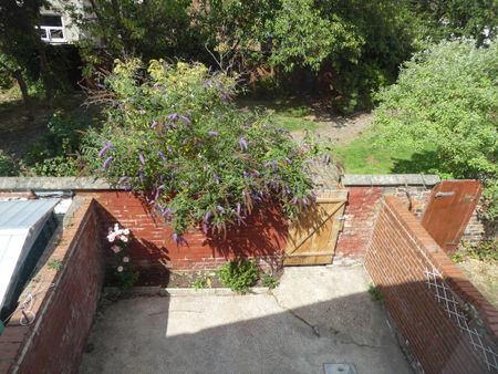 4 bedroom terraced house to rent - Photo 4