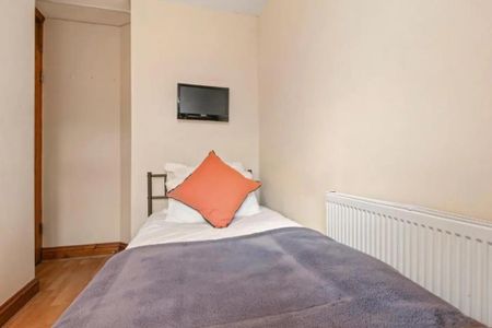 1 bedroom in a house share to rent - Photo 2