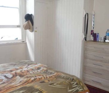 Character one bedroom house conversion - Photo 3