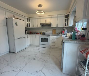 For Lease - 3252 Equestrian Crescent, Mississauga, Ontario - Photo 2