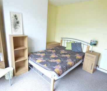 4 bedroom semi-detached house to rent - Photo 4