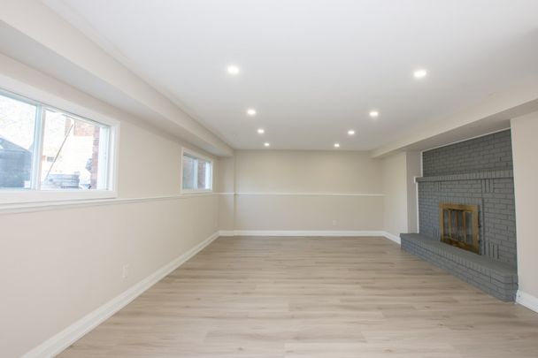 Spacious 2 Bed 2 Bath Lower Unit in Welland!! - Photo 1