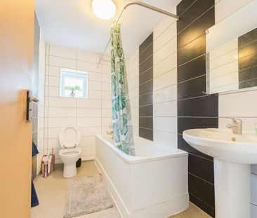 Double Room To Let - HP12 - Photo 4