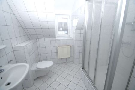3-Zimmer-Wohnung im Dachgeschoß mit separater Küche und Dusche, renoviert, ab sofort - Photo 3