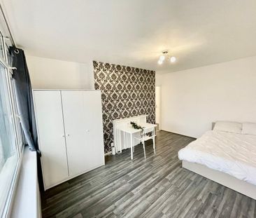 3 Bed Flat, Temple House, SW11 - Photo 2