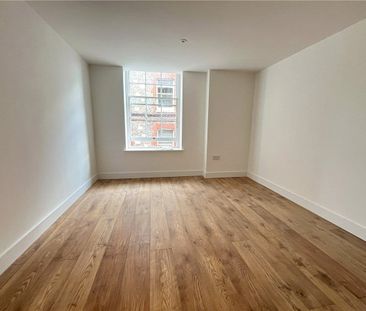 A lovely, modern, two bedroom flat close to the train station and c... - Photo 2