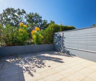 Tri-level Three Bedroom Terrace Residence - Photo 5