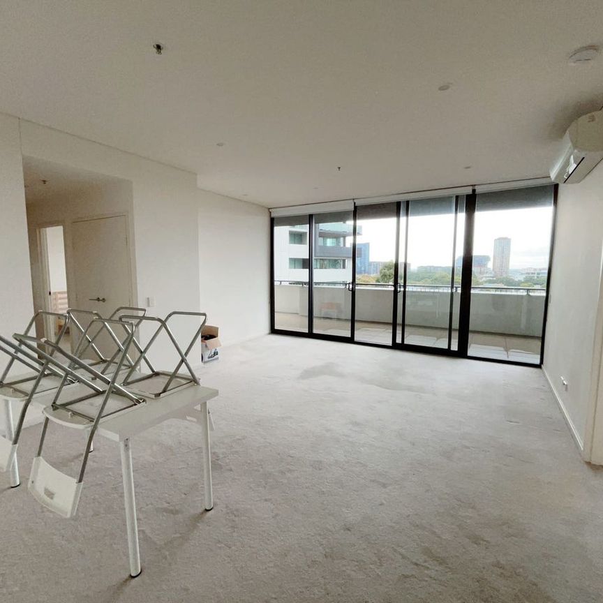 Fully Furnished-Super convenient & brand new 2B2B! Downstair East village shopping centre, Closed to BUS station & restaurant. - Photo 1