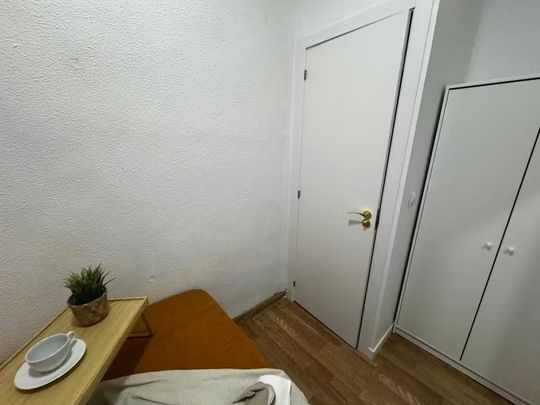 Calle Condes de Barcelona, Madrid, Community of Madrid 28019 - Photo 1