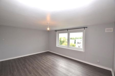 3 bedroom flat to rent - Photo 2