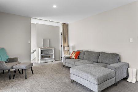 3 bedroom home in St Albans double garage - Photo 2