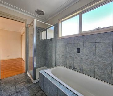 Charming Townhouse - 2 Bedrooms + Study - Photo 2