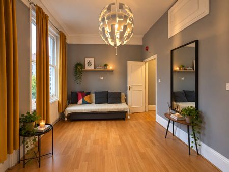 1 Bed Flat, Holland Park Gardens, W14 - Photo 2
