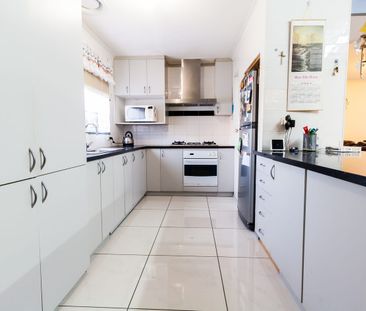 FAMILY HOME WITH ALL YOU NEED IN A CONVENIENT PLACE - Photo 4