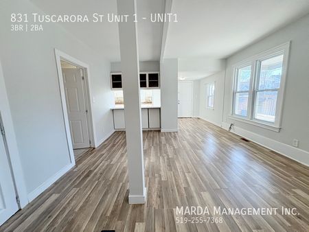 UPDATED 3-BEDROOM/2-BATH MAIN FLOOR UNIT IN WALKERVILLE + HYDRO & GAS - Photo 4