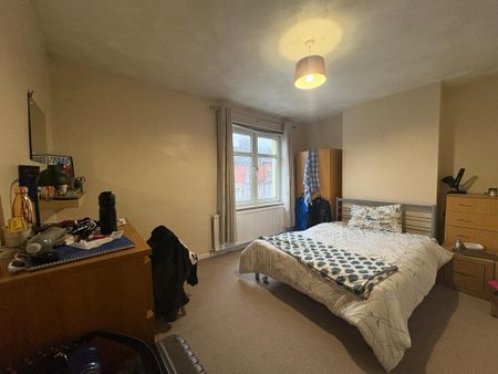 4 bedroom semi-detached house to rent - Photo 2