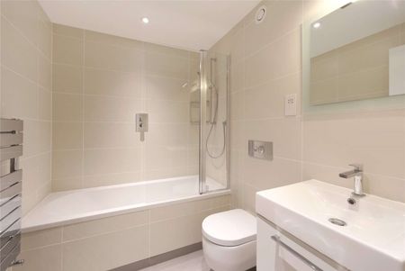 A lovely lower ground floor flat with own garden - Photo 4