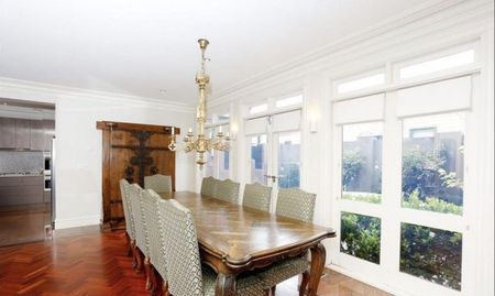Luxury Rental in Aberfeldie with Expansive, Spacious Living! - Photo 3