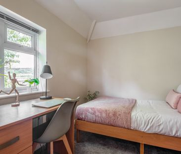 5 Bed Semi-Detached House, Hillside, BN2 - Photo 6