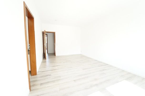 // * Dachgeschosswohnung mit EBK, Balkon und Stellplatz * ab 01.02.26 // - Foto 1