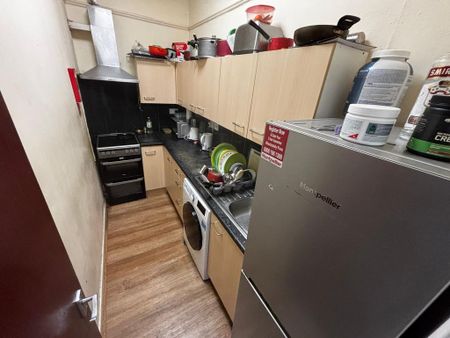 3 bedroom flat to rent - Photo 3