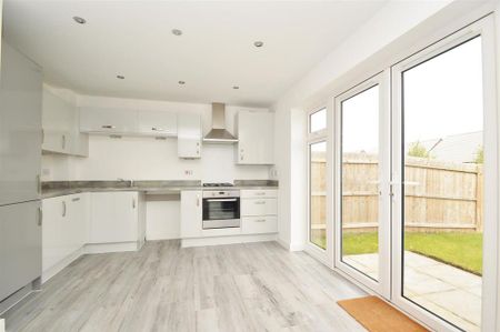 3 bedroom semi-detached house to rent - Photo 2