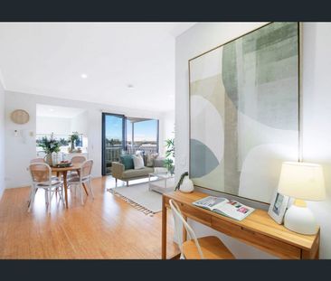 Modern Top-Floor Apartment with Stunning Views and Prime Location - Photo 1