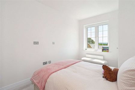 Two bedroom modern apartment with far reaching views of the Surrey Hills - Photo 2