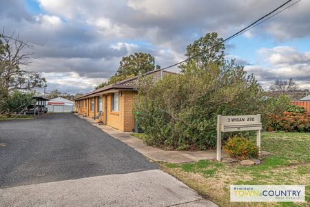 Two bedroom, bright unit must be inspected today! - Photo 2