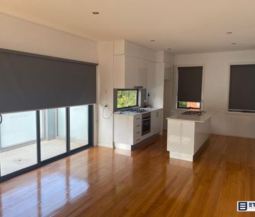 Beautiful 2 Bedroom Townhouse in Prime Footscray Location - Photo 1