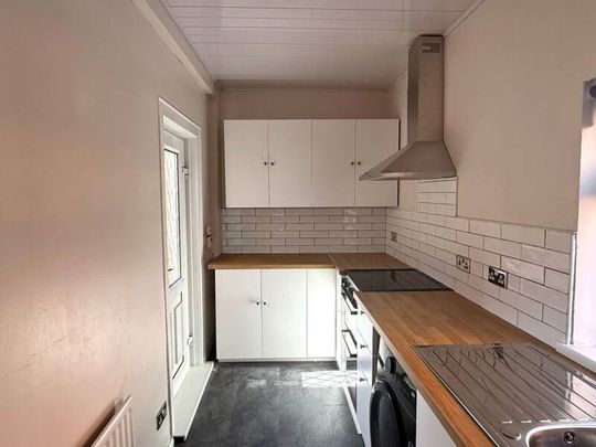 Partly furnished 3 bedroom Semi-detached - Photo 1