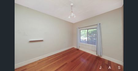 Relaxed Living in a Convenient Footscray Location - Photo 2