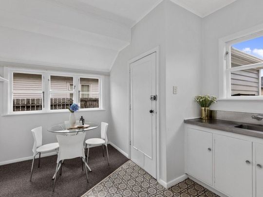 Sunny beautiful house close to all amenities - Photo 1