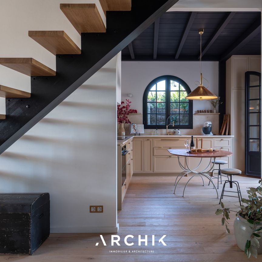 Architecture des années 30 d'inspiration néo basque, cette sublime maison de 220 m2 située en 2ème ligne du Bassin sur un terrain de 740 m2 fait partie des premières maisons bâties au Pyla sur Mer et dispose d'un accès privé à un chemin qui conduit à la plage. - Photo 1